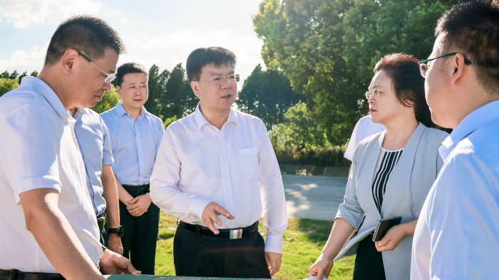 李晖在靖江市检查长江堤防
